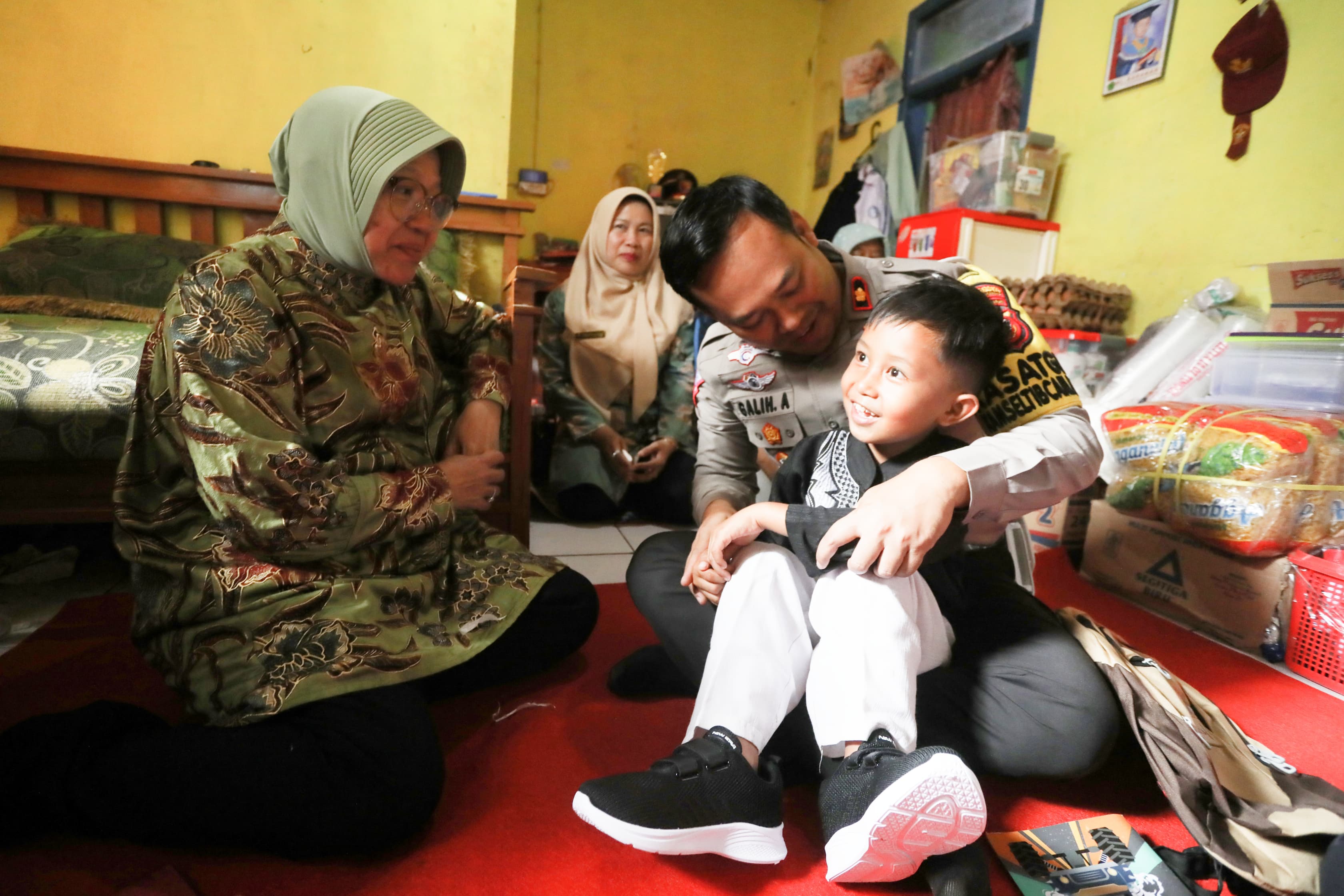 Mensos Risma Puji Keberanian Ilham, Anak SD yang  Kirim Surat ke Polisi