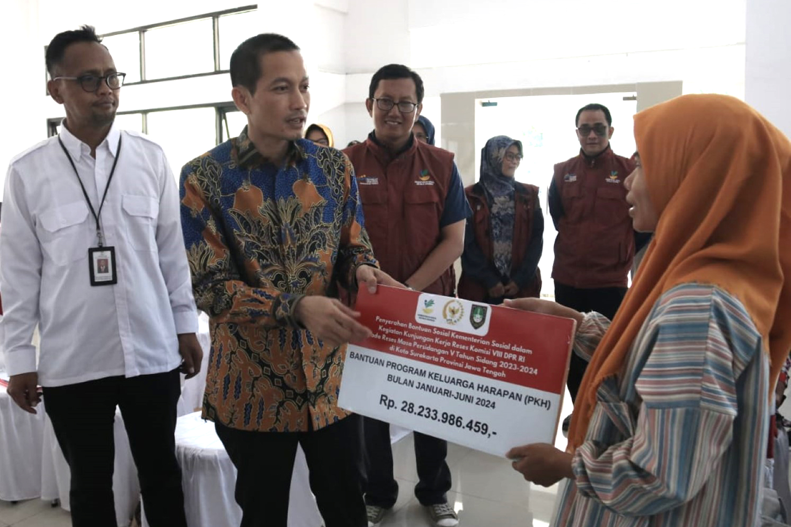 Kemensos Bersama Komisi VIII DPR RI Serahkan Bantuan Sosial untuk Wilayah Jawa Tengah