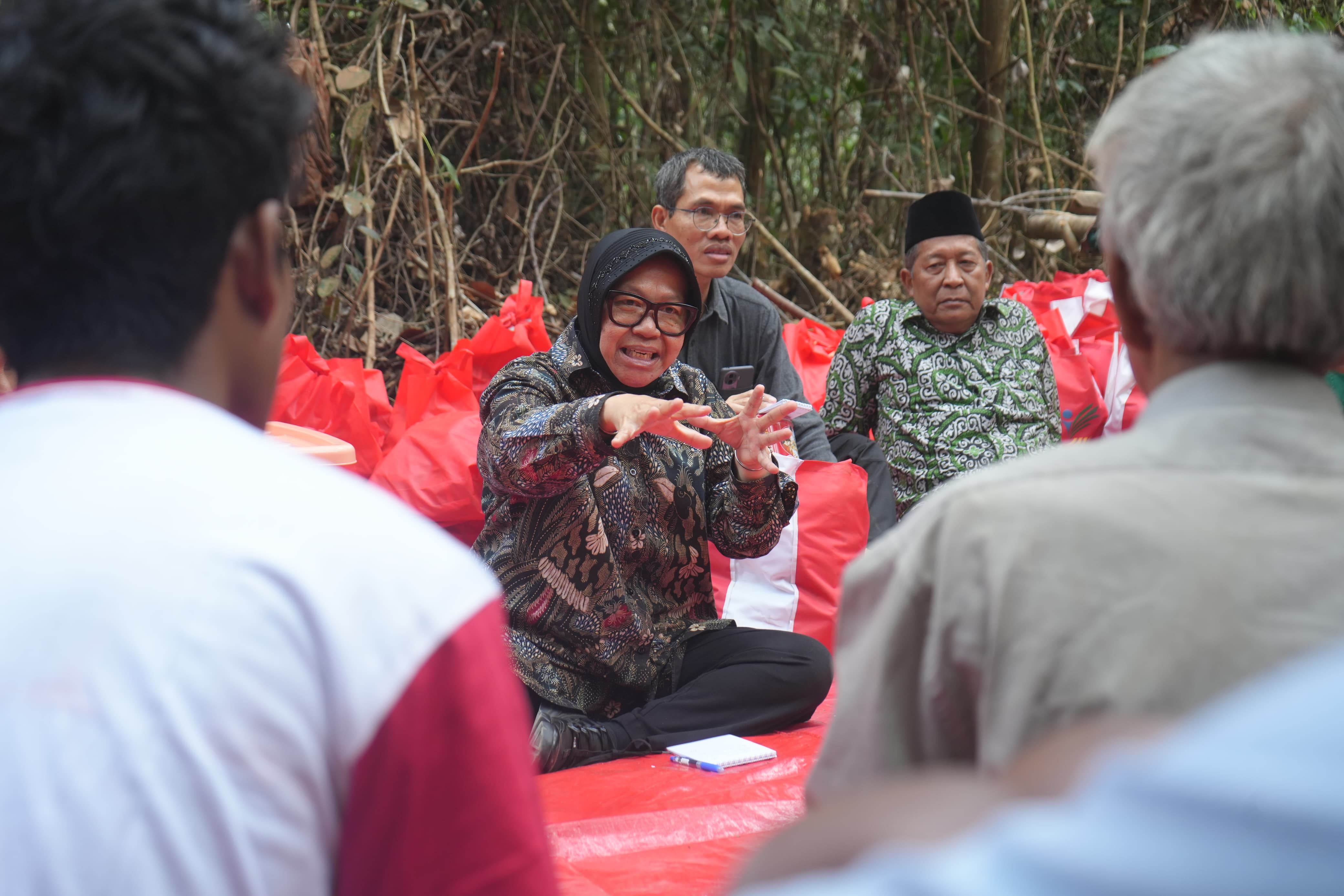 Mensos Risma Dialog Akrab dengan Suku Anak Dalam, Tawarkan Solusi Tanpa Mengubah Tradisi