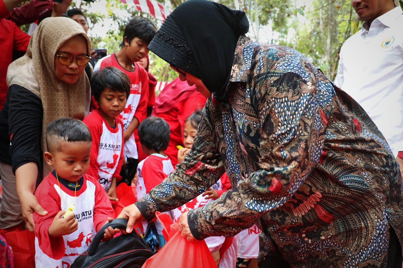 Mensos Risma Kunjungi Suku Anak Dalam Jambi, Penuhi Akses Kebutuhan Dasar