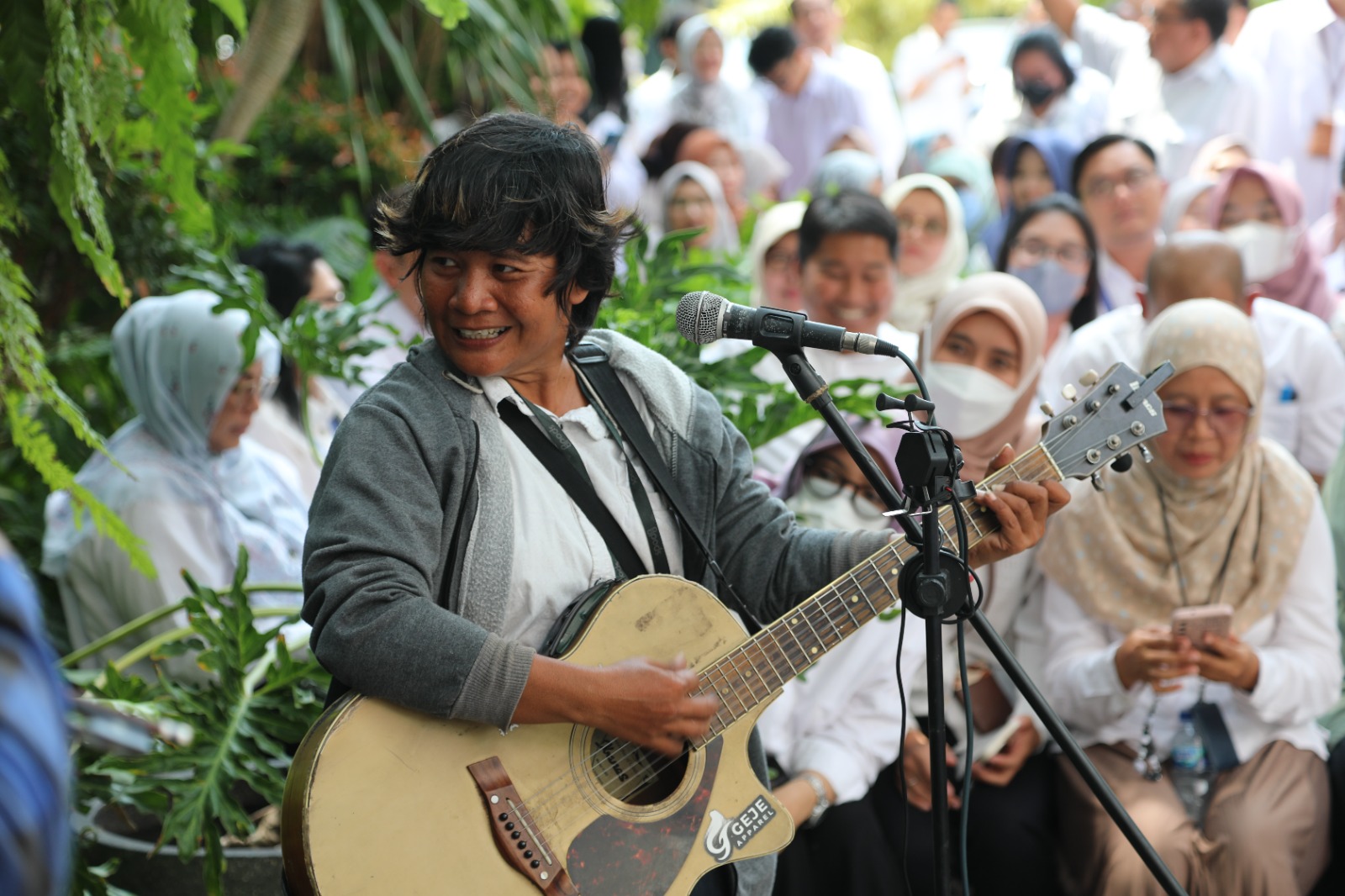 Pegawai Kemensos Bersuka Ria Dengar Musisi Jalanan Gelar Mini Konser