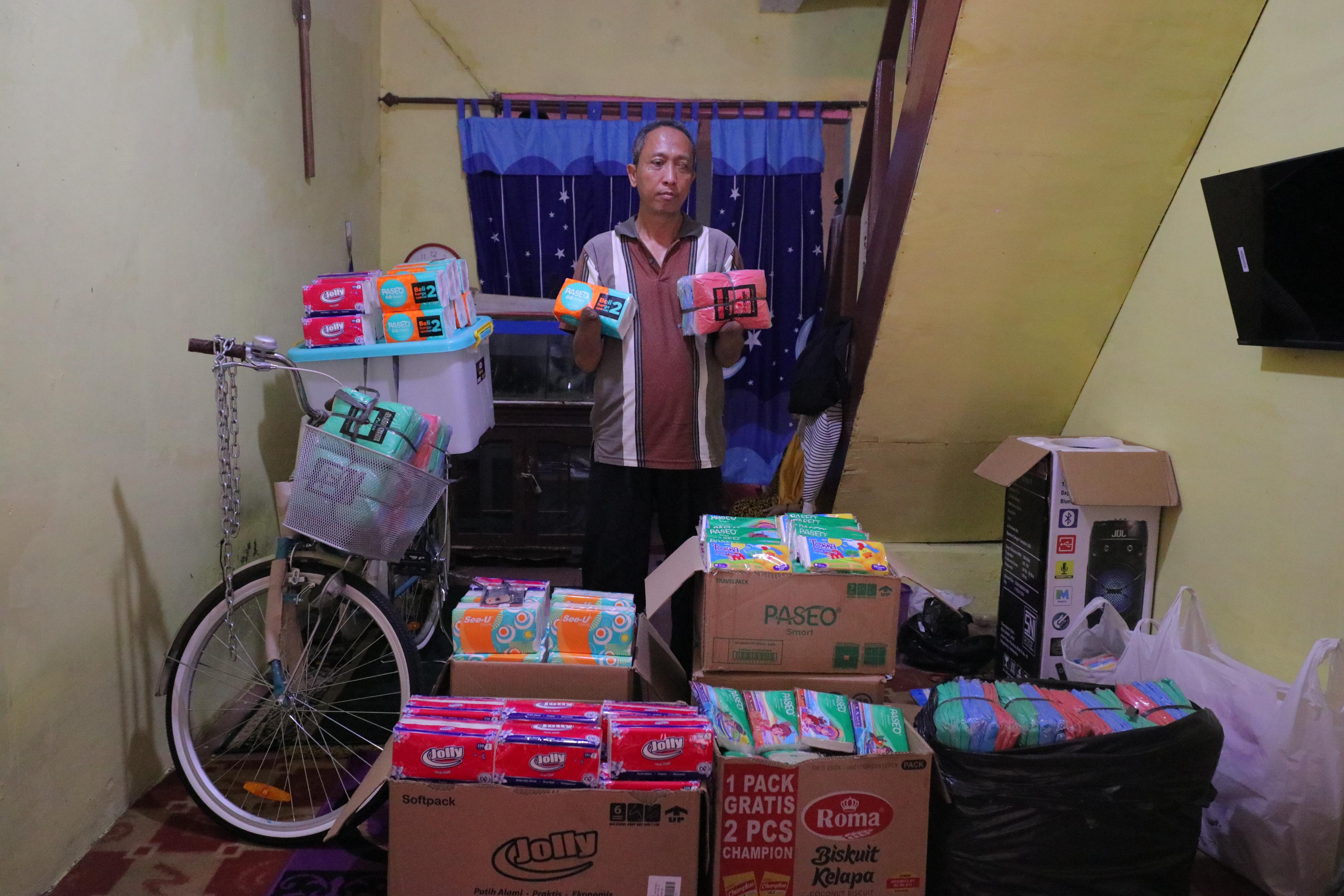 Ahmad’s Story: A Tissue Seller Who Meets Minister