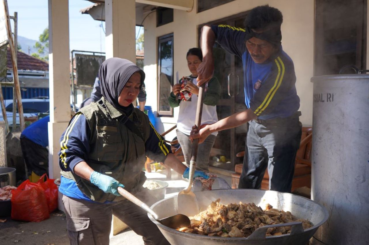 Dapur Umum Kemensos Untuk Korban Gempa Bandung Mulai Beroperasi