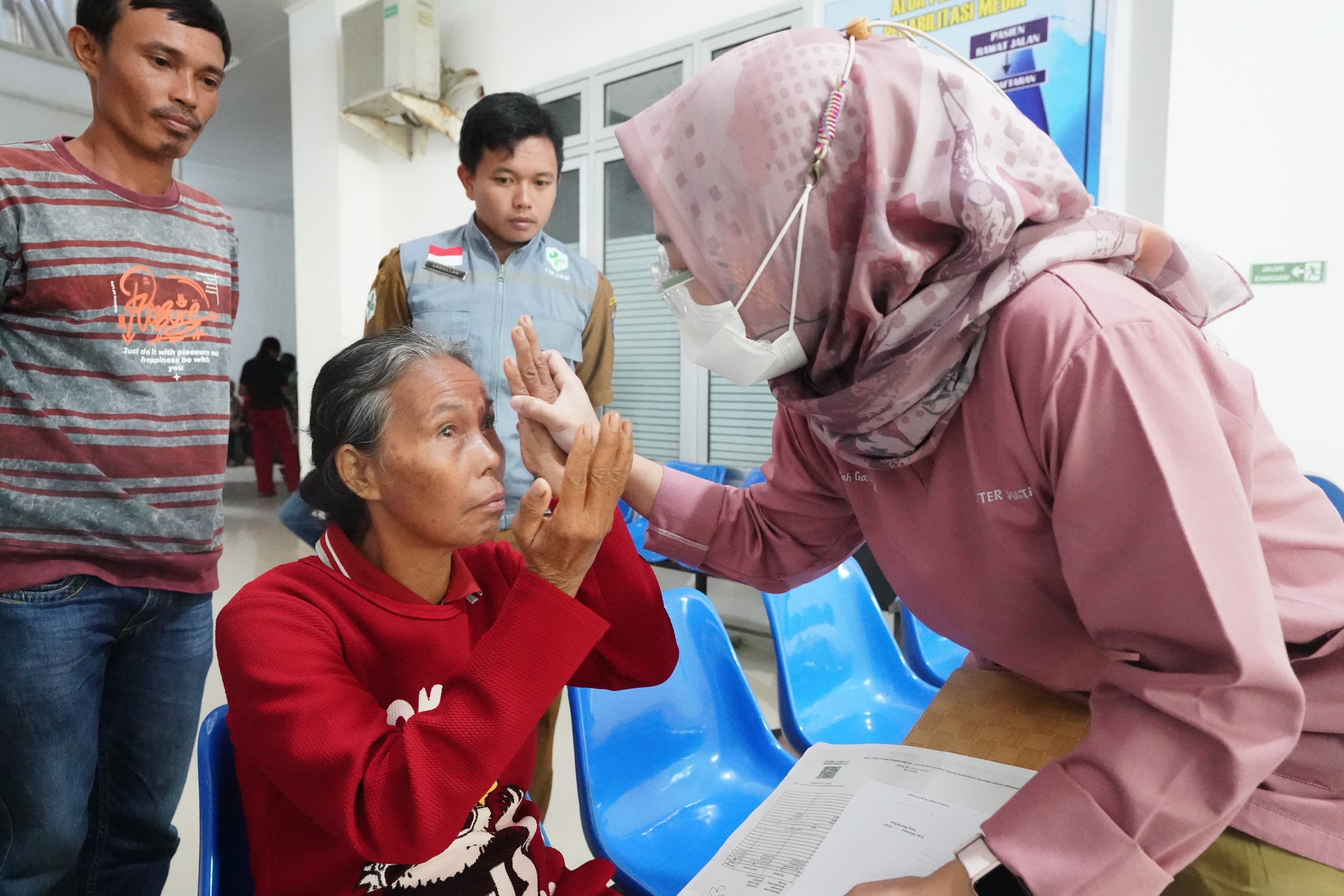 Bakti Sosial di Mamasa, Ratusan Warga Ikuti Operasi Katarak Secara Gratis