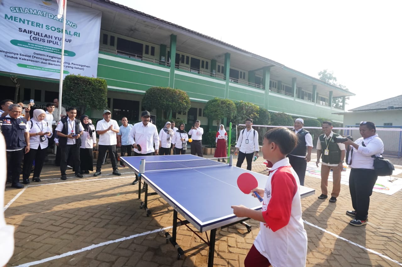 Kunjungi Bantar Gebang, Gus Ipul Bermain Tenis Meja Bersama Siswa Berprestasi