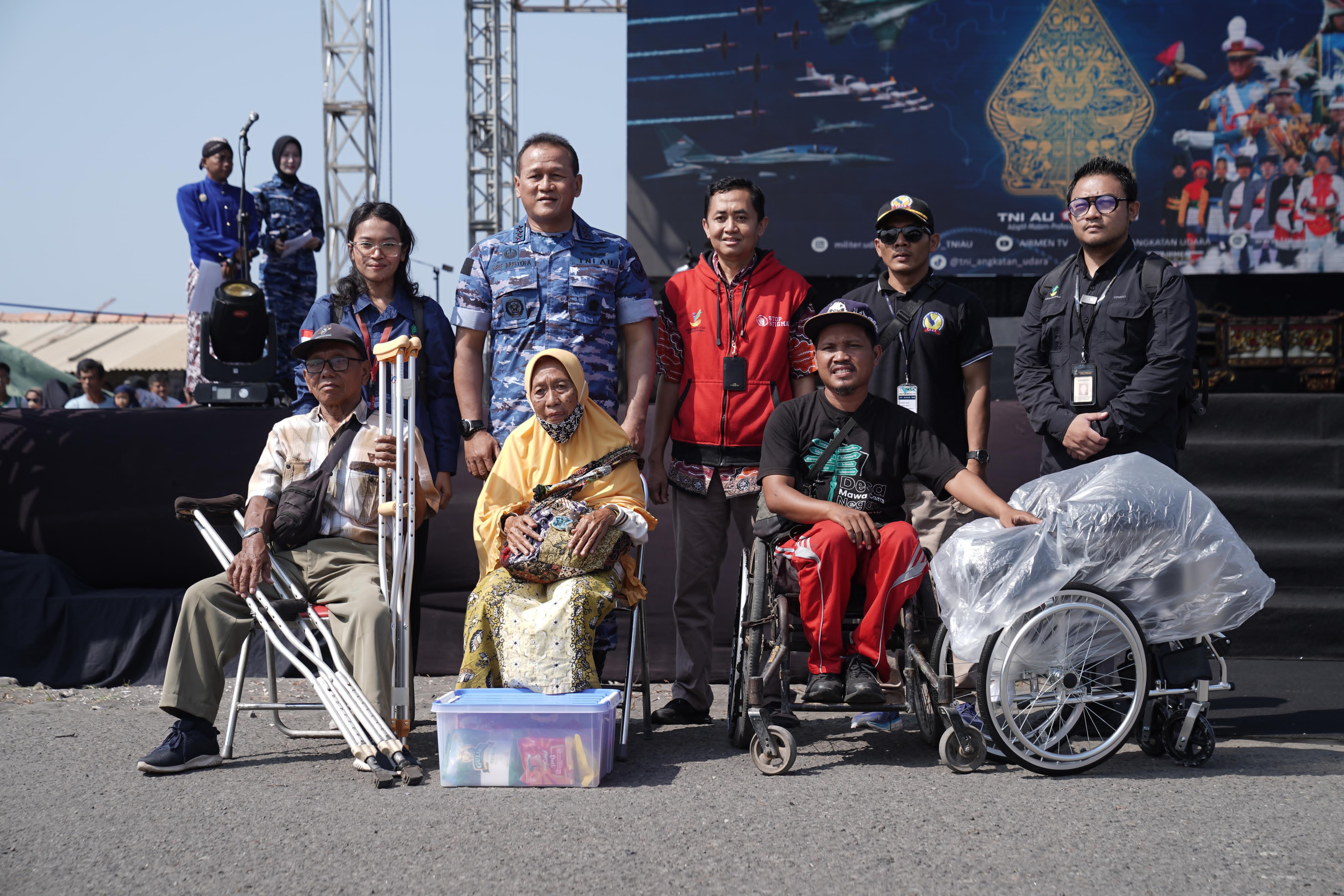 Kementerian Sosial Serahkan Bantuan Alat Bantu Bagi Penyandang Disabilitas Fisik di Acara Semarak Dirgantara 2024