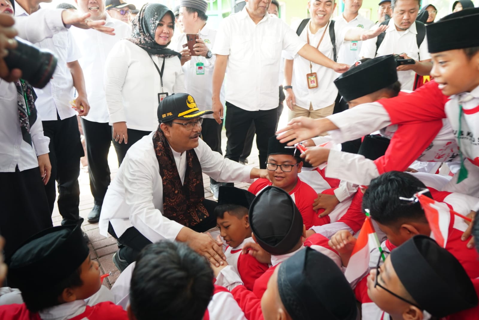 Bahagia Murid MI di Ciracas Dapat Perlengkapan Olahraga dari Gus Mensos