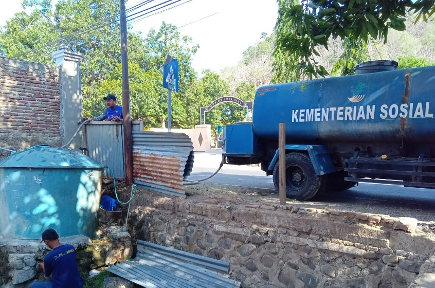 Tagana Bantu Distribusi Air Bersih di Lombok Timur