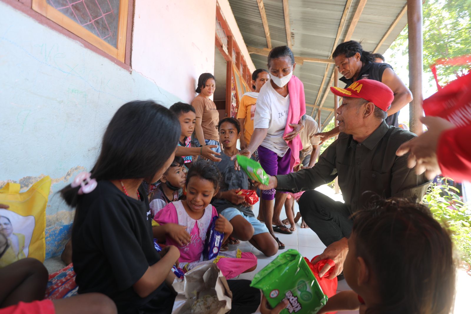 Wamensos Jejakkan Kaki di 3 Posko Erupsi Lewotobi dan Salurkan Bantuan Langsung ke Penyintas