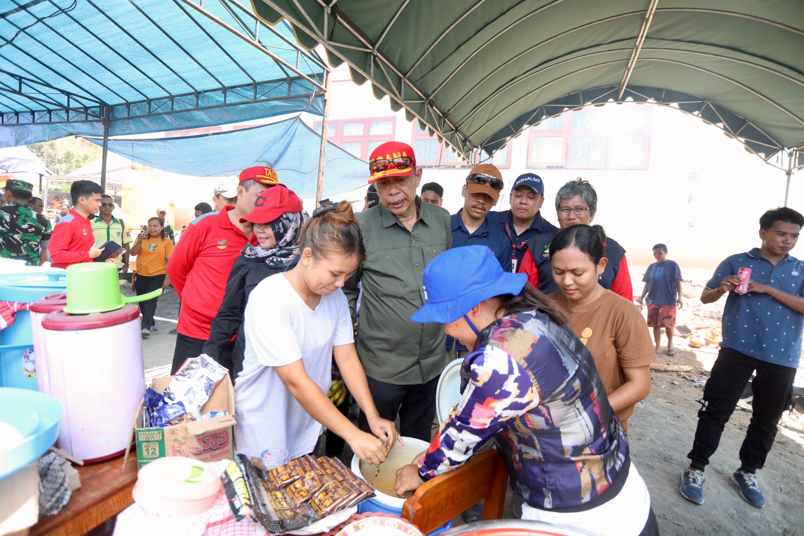 Dapur Umum Kemensos Layani Ribuan Pengungsi Erupsi Lewotobi