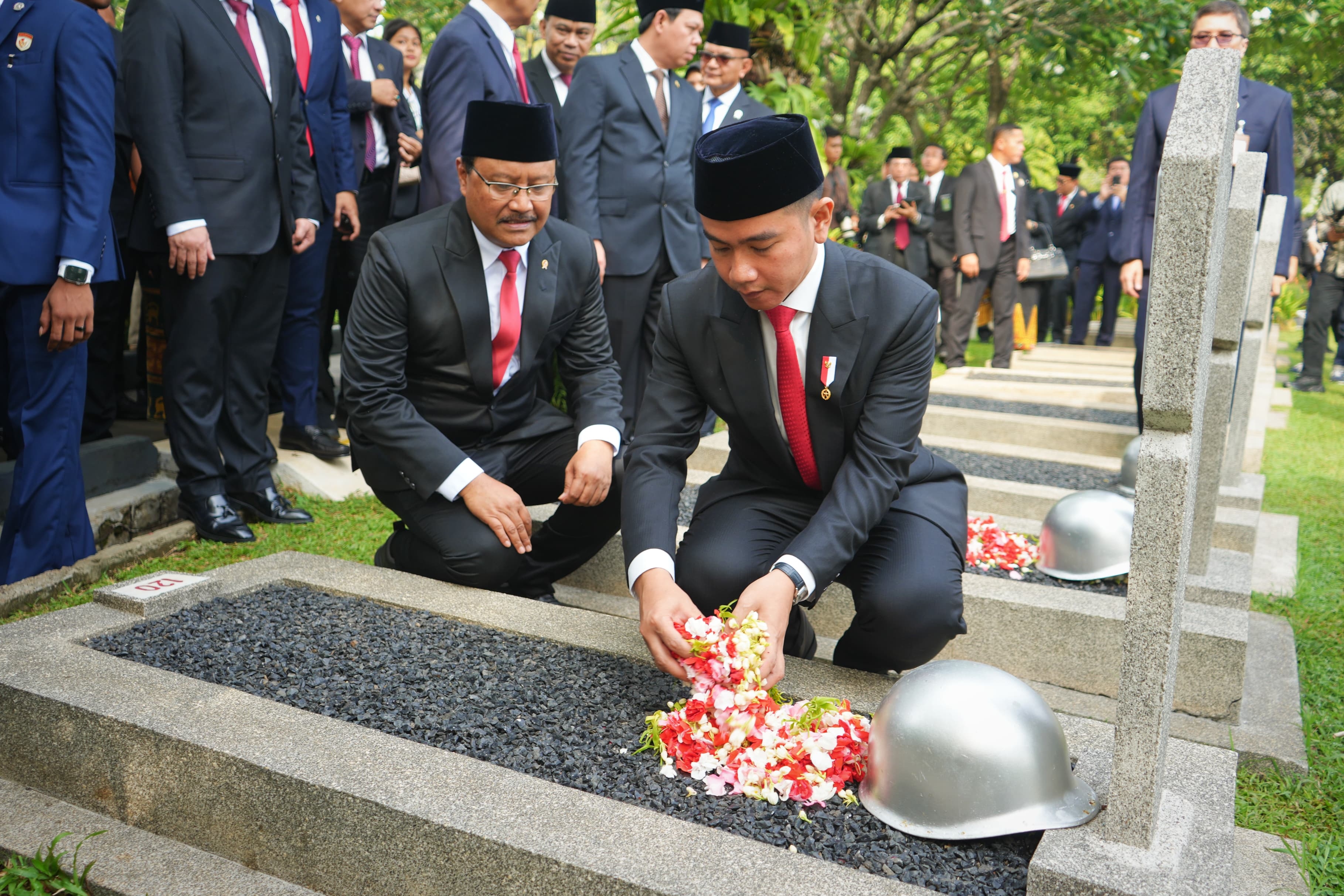 Kenang Jasa Para Pahlawan, Wapres RI didampingi Gus Mensos Tabur Bunga di Makam Para Tokoh Bangsa