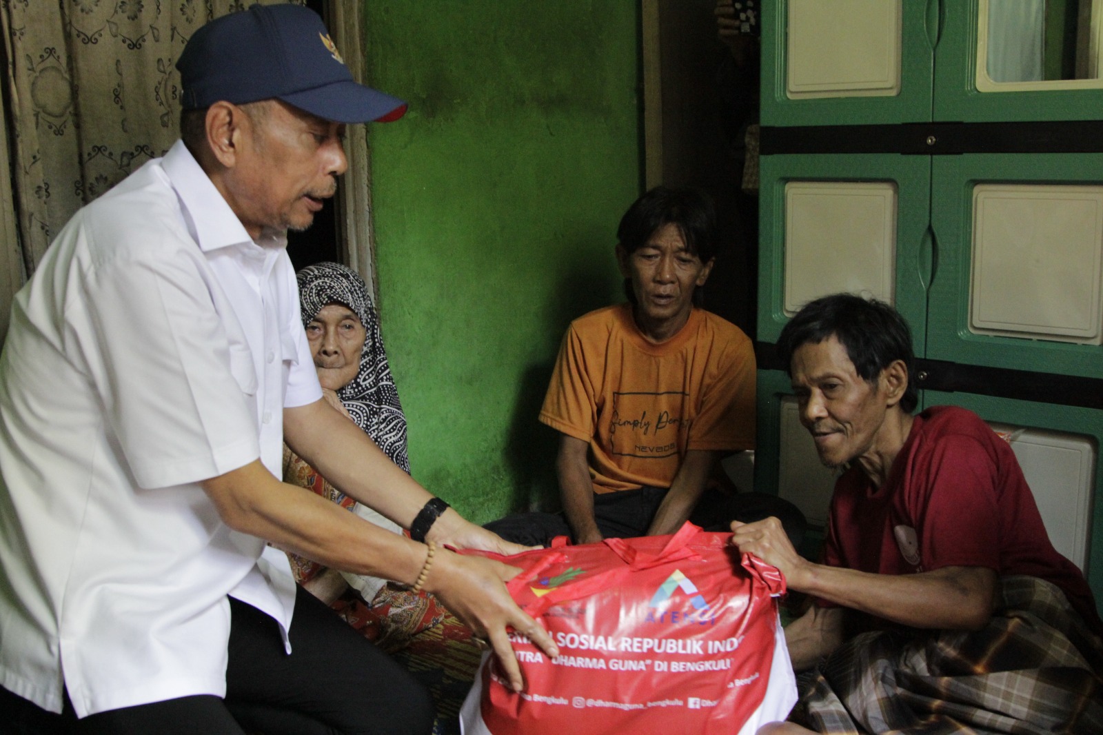 Wakil Menteri Sosial Kunjungi dan Serahkan Bantuan untuk Juhari di Bengkulu