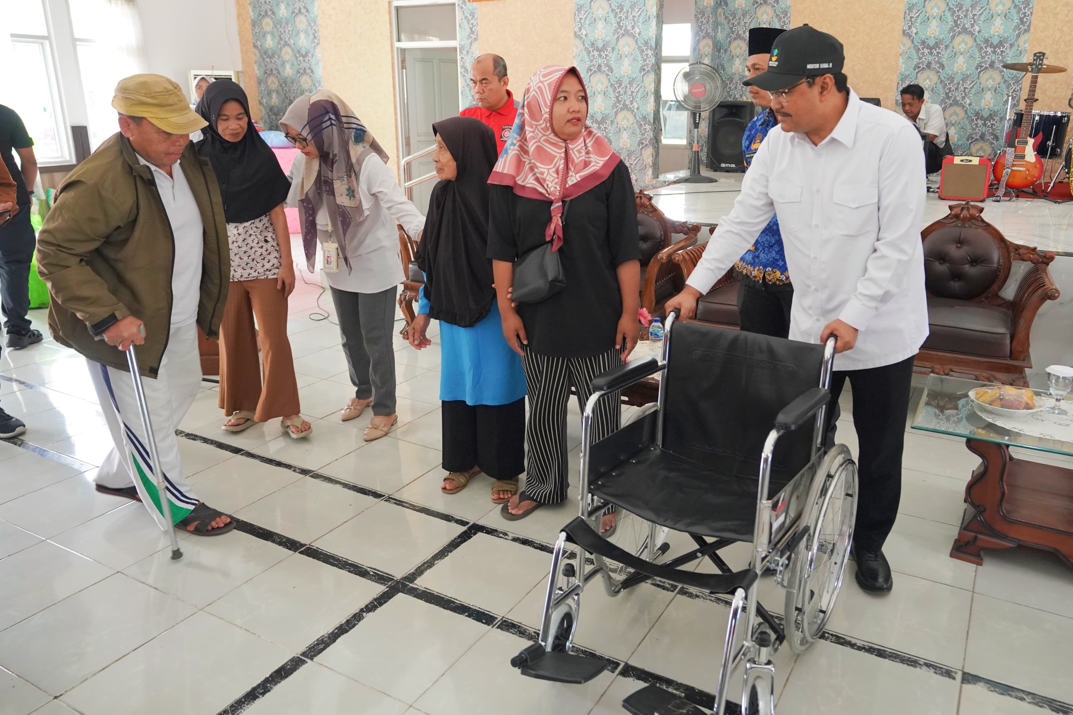 Kunjungi Sukabumi, Gus Mensos Serahkan Berbagai Bantuan untuk Lansia dan Disabilitas