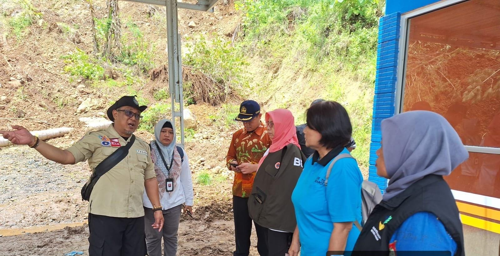 Kemensos Dirikan Dapur Umum dan Beri Santunan Korban Longsor Purworejo