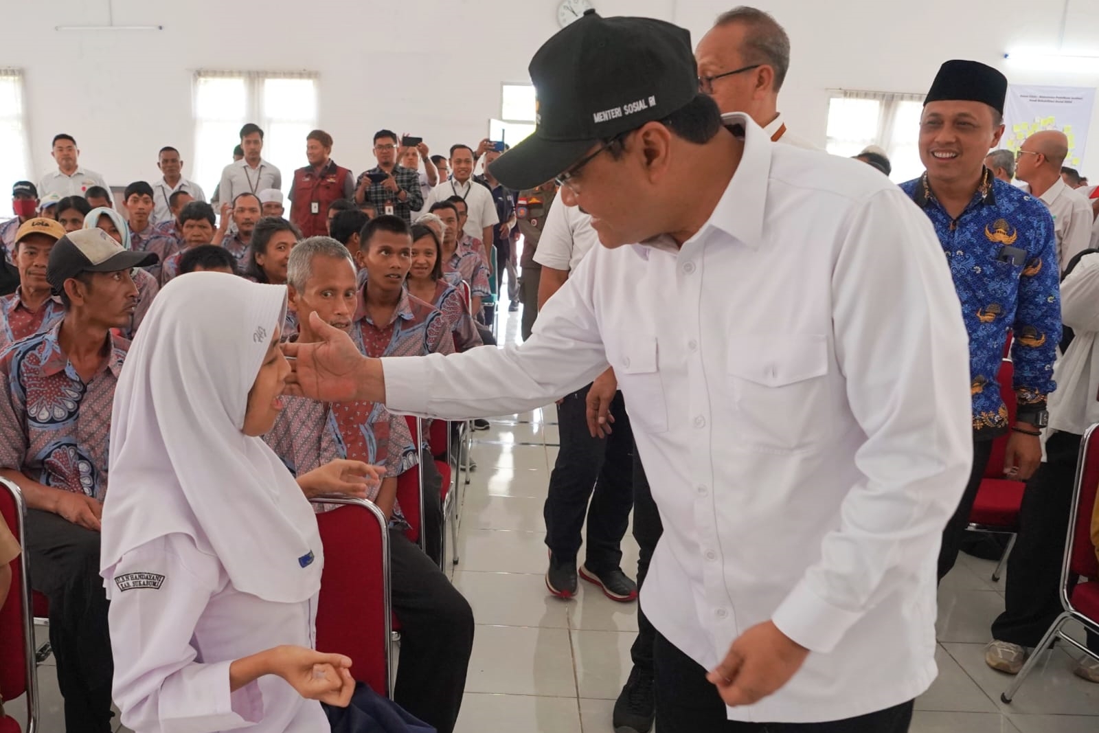 Minister of Social Affairs Delivers Assistance to the Elderly and Disabled in Sukabumi