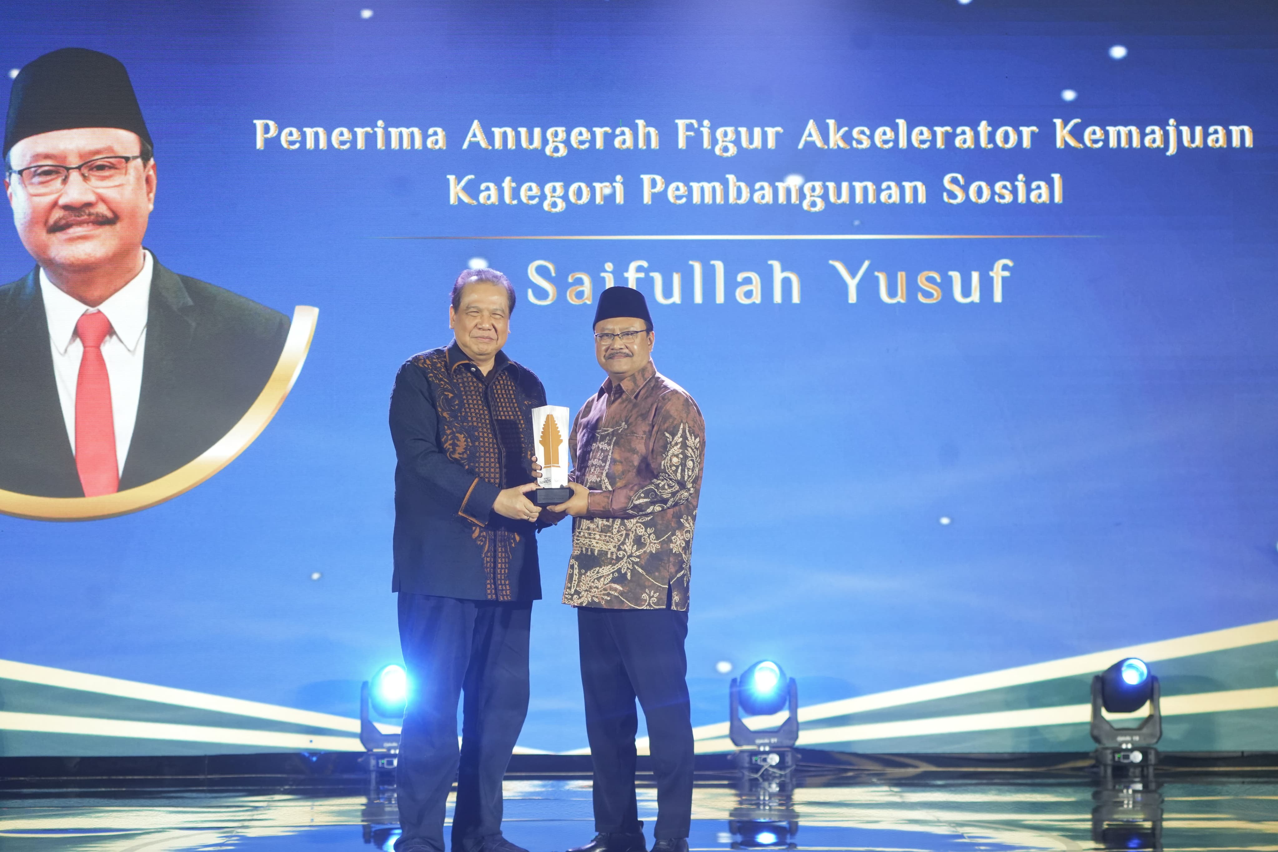 Mensos Gus Ipul Raih Penghargaan DetikJatim Awards 2024 Kategori Pembangunan Sosial