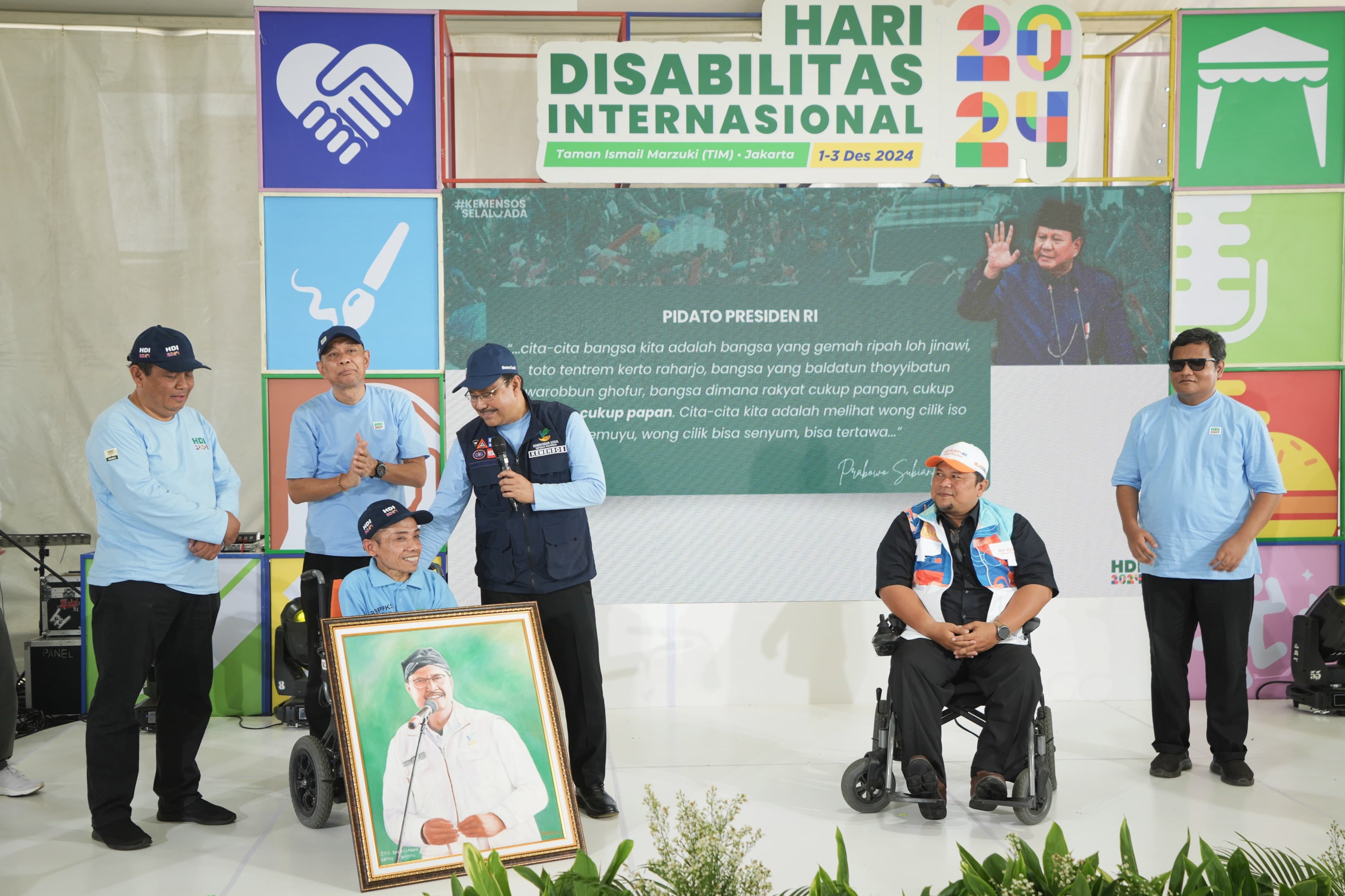 Momen Penyandang Disabilitas Fisik Jajang Saepuloh Beri Lukisannya ke Gus Ipul