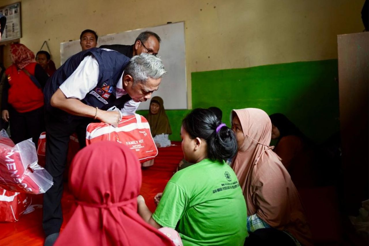 Wamensos Agus Salurkan Bantuan Senilai 2,1 Miliar untuk Korban Banjir Sukabumi