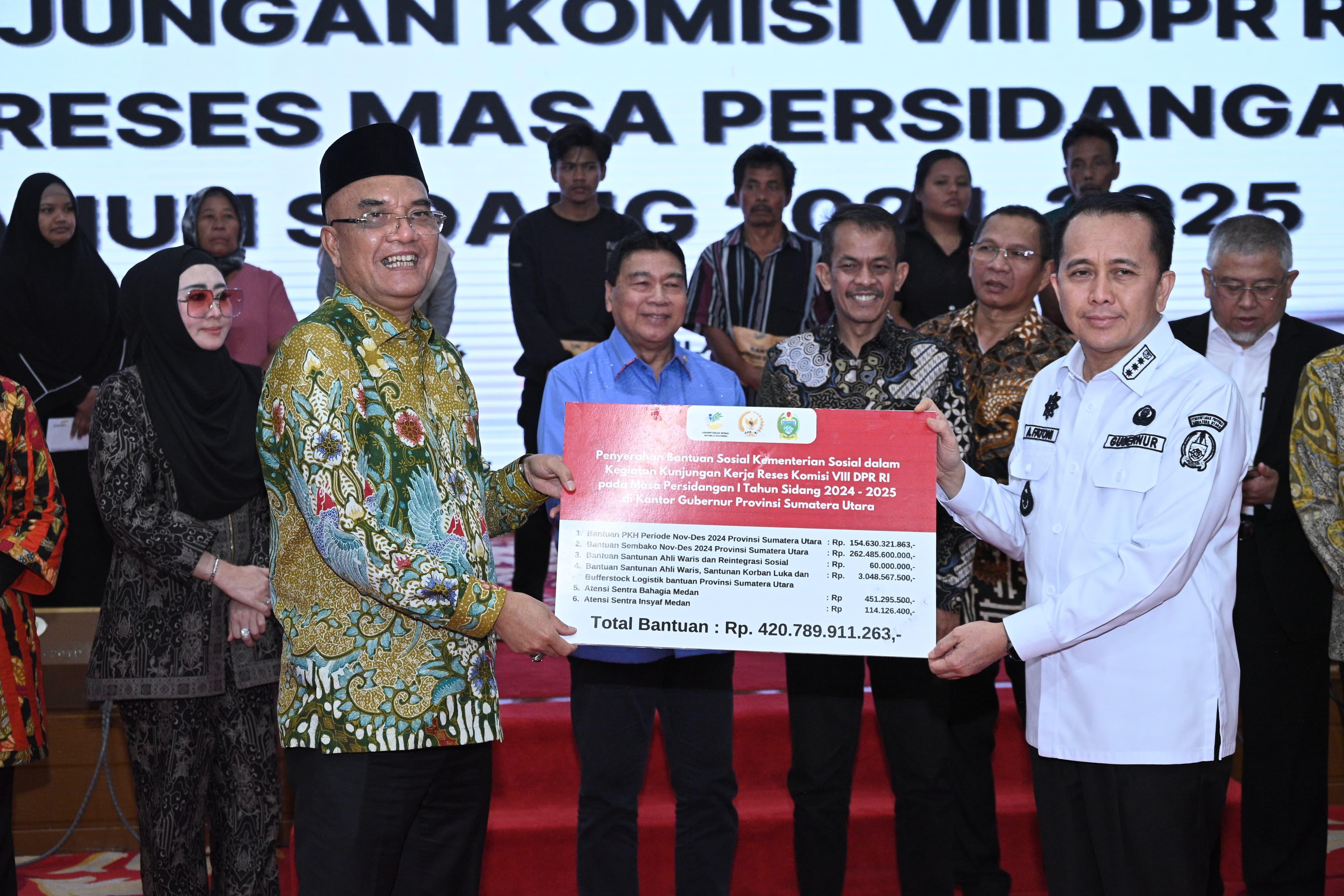 Penyerahan Bantuan Sosial oleh Kementerian Sosial RI dalam Kunjungan Kerja Reses Komisi VIII DPR RI