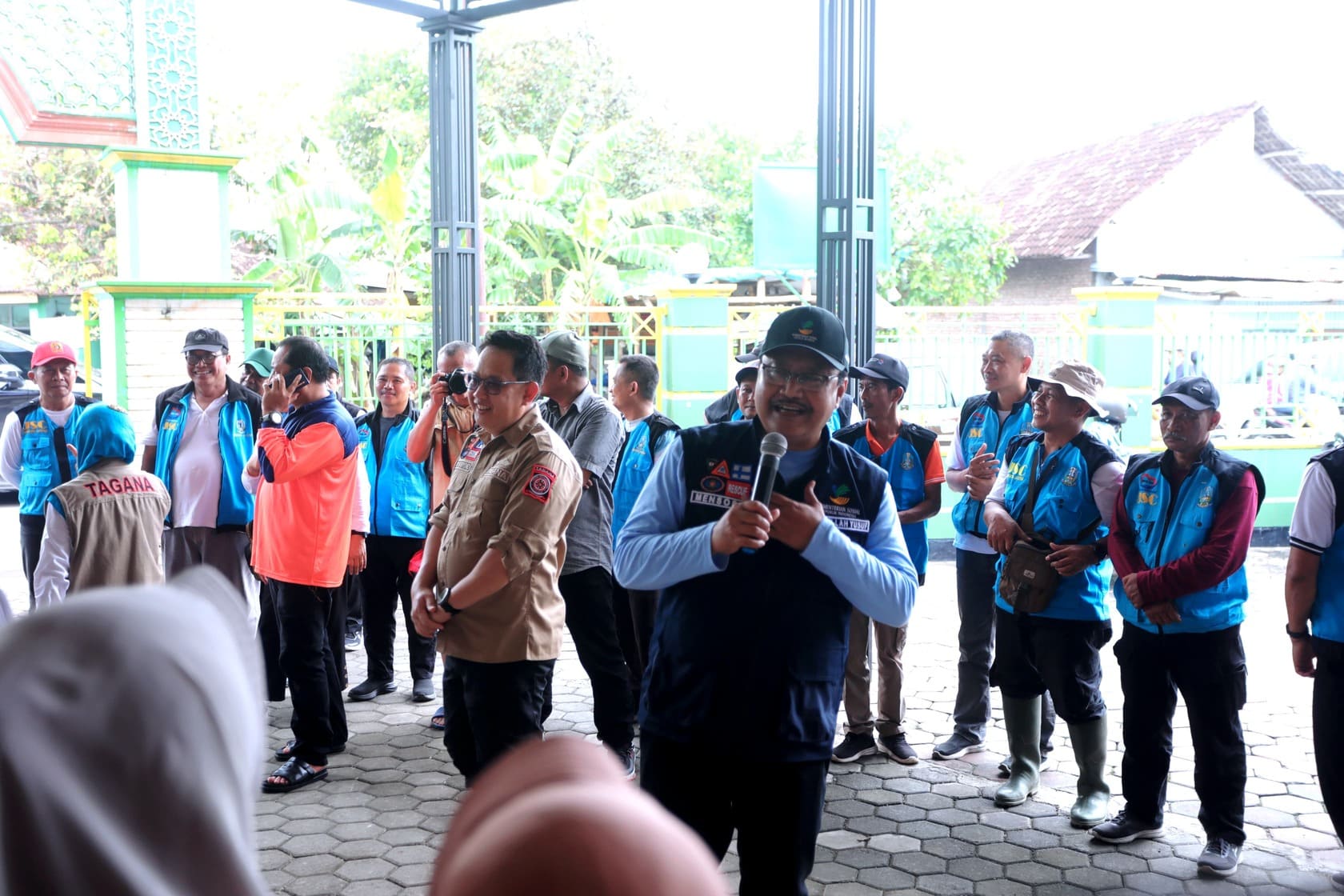 Lihainya Gus Ipul Menghibur Ratusan Pengungsi Banjir Jombang-Mojokerto