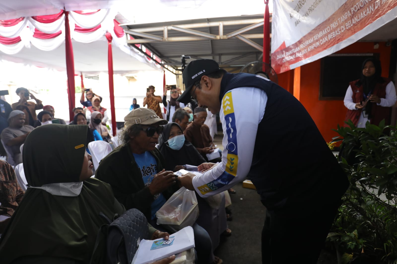 Mensos Gus Ipul Serahkan Langsung Bantuan Sembako dan PKH di Kantor Pos Sleman