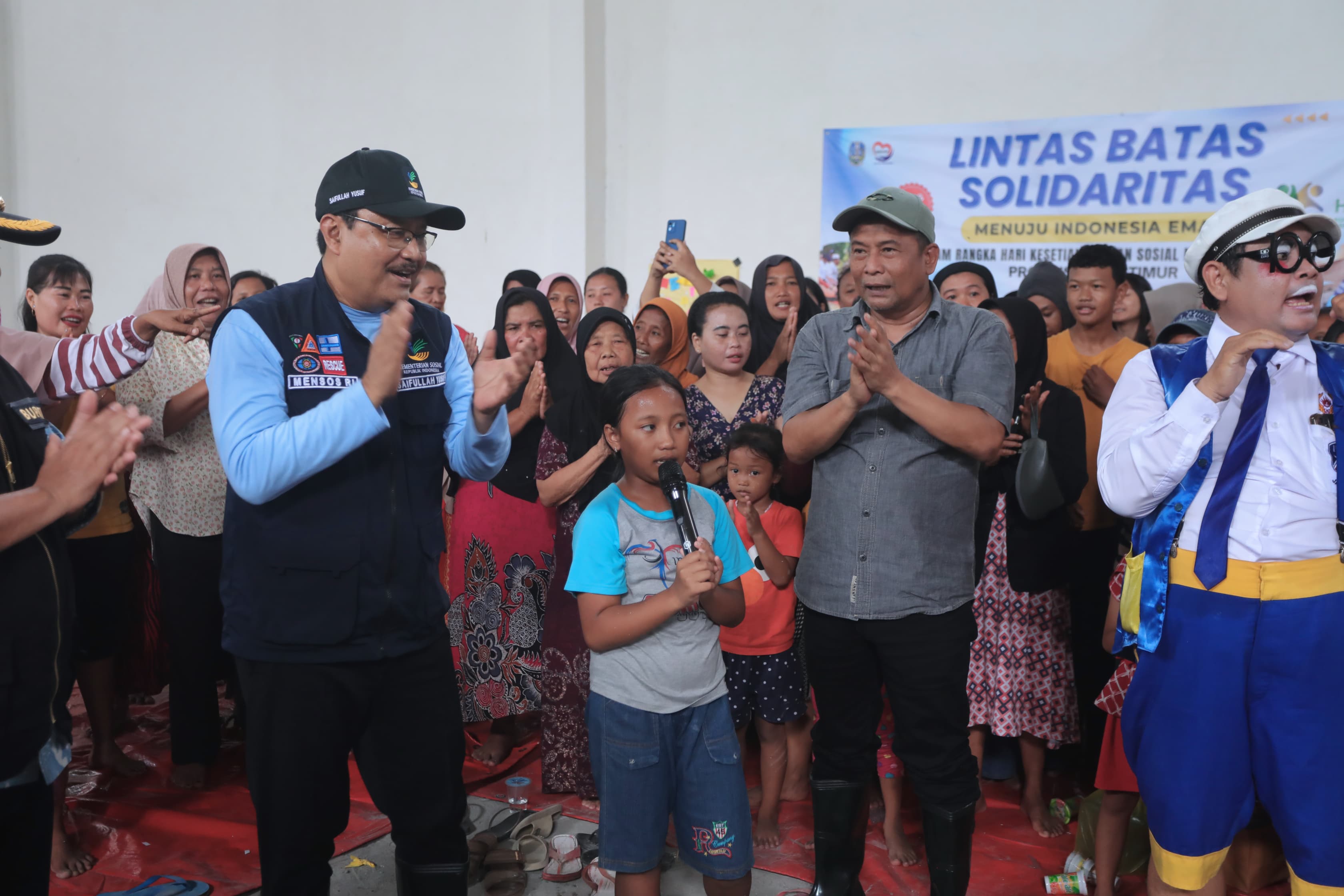 Gus Ipul Tinjau dan Hibur Pengungsi Banjir Jombang-Mojokerto