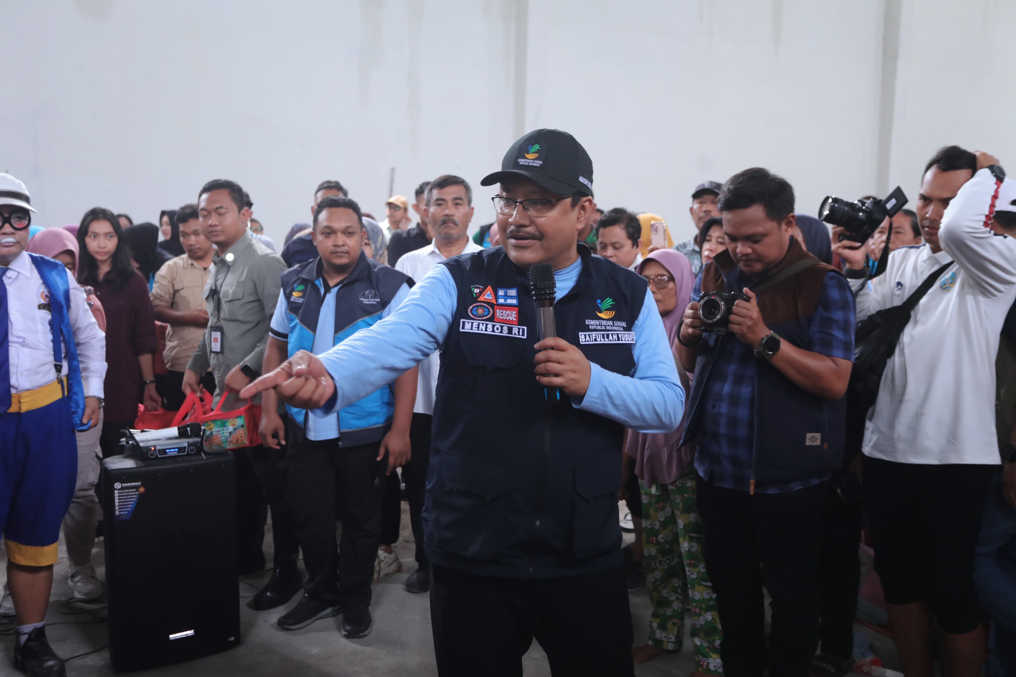 Gus Ipul Reviews and Entertains Jombang-Mojokerto Flood Evacuees