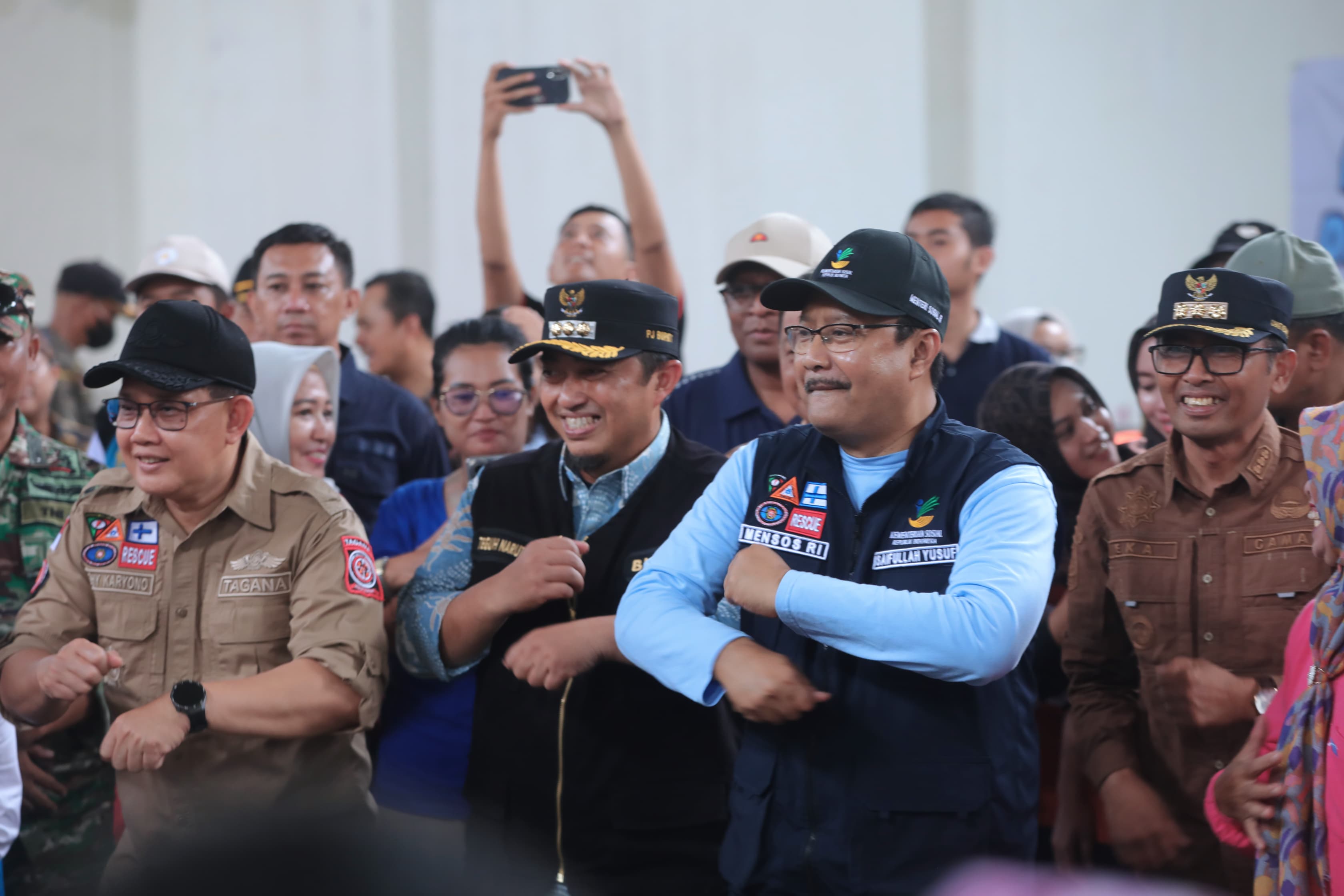 Gus Ipul Reviews and Entertains Jombang-Mojokerto Flood Evacuees