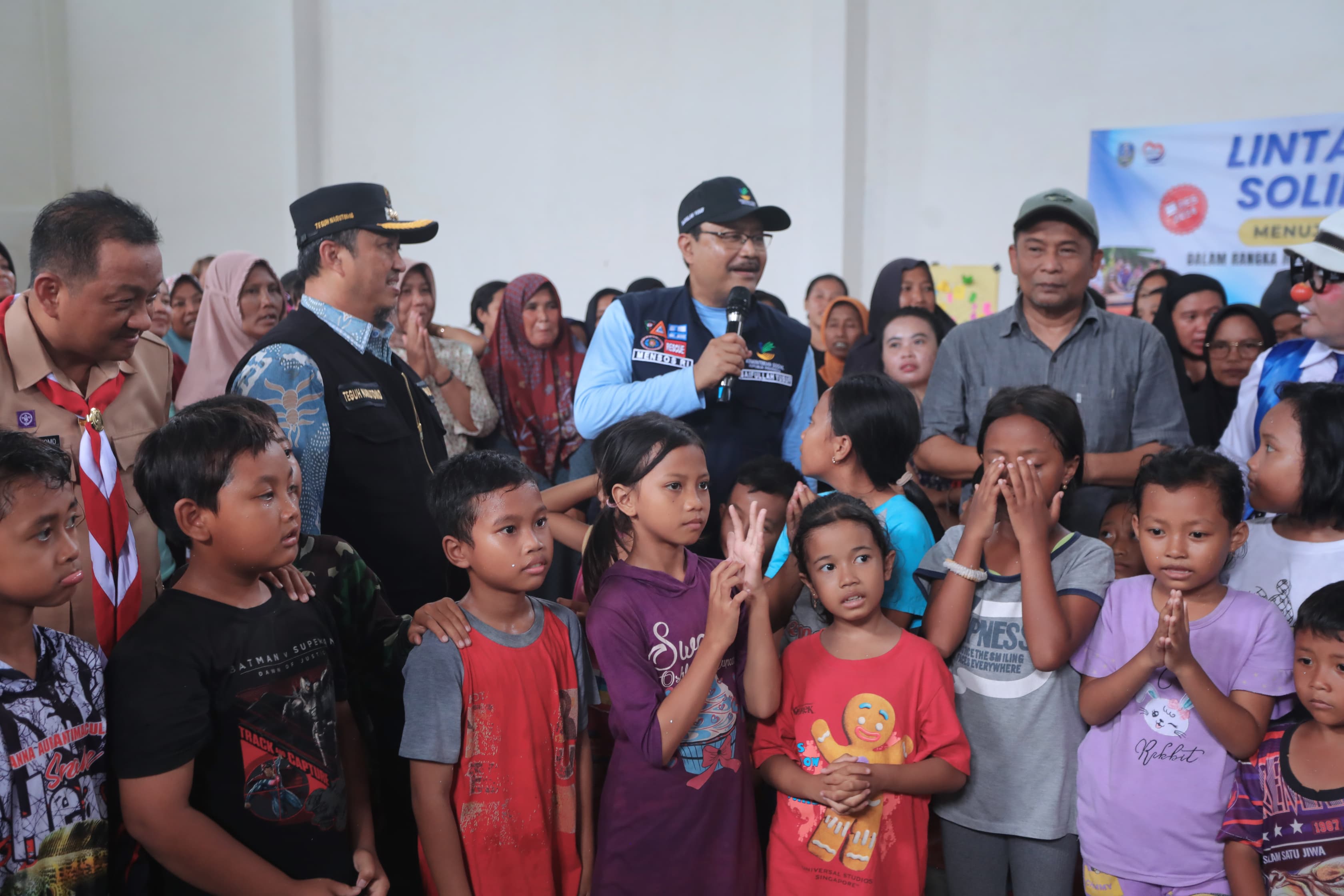 Gus Ipul Reviews and Entertains Jombang-Mojokerto Flood Evacuees