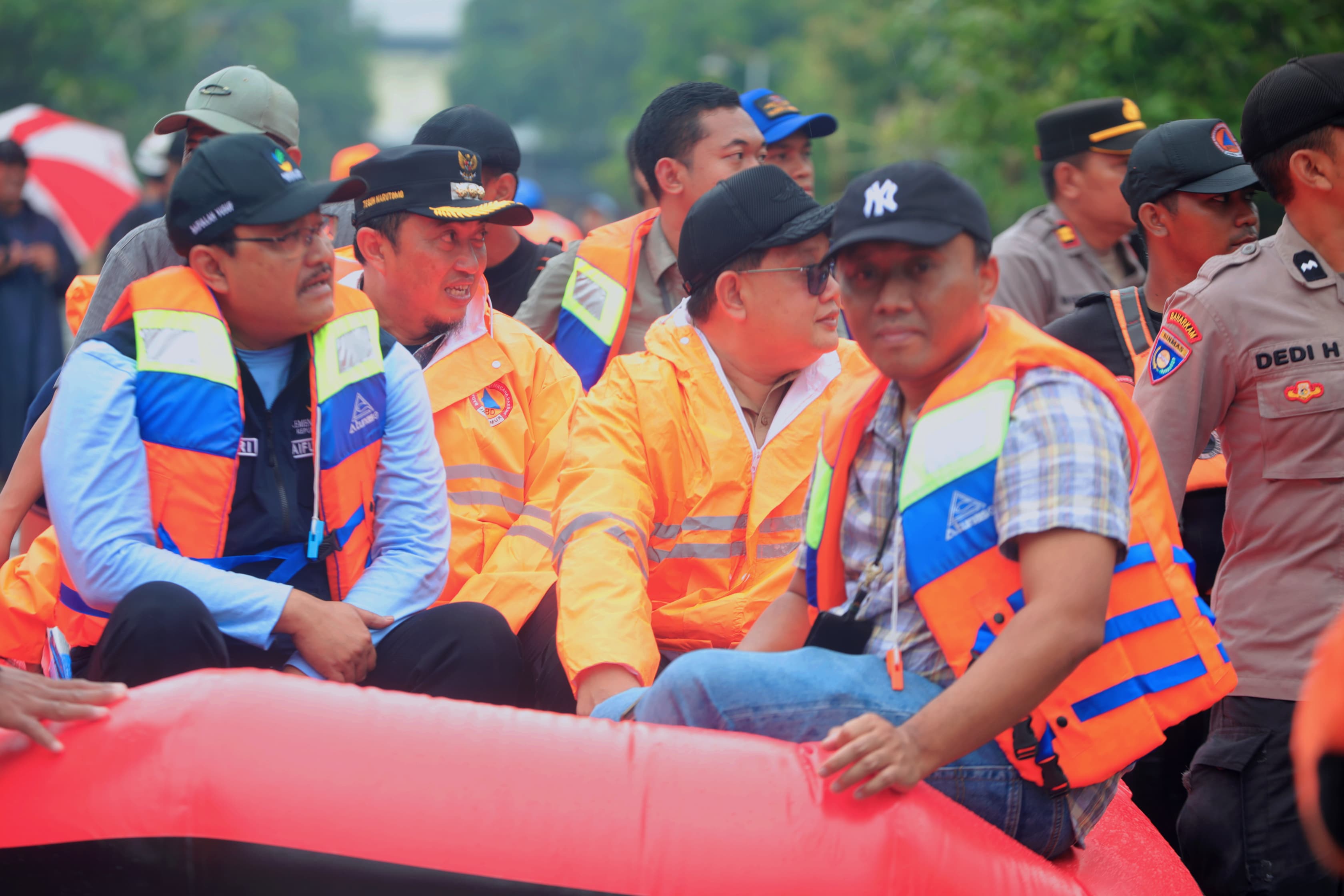 Gus Ipul Reviews and Entertains Jombang-Mojokerto Flood Evacuees