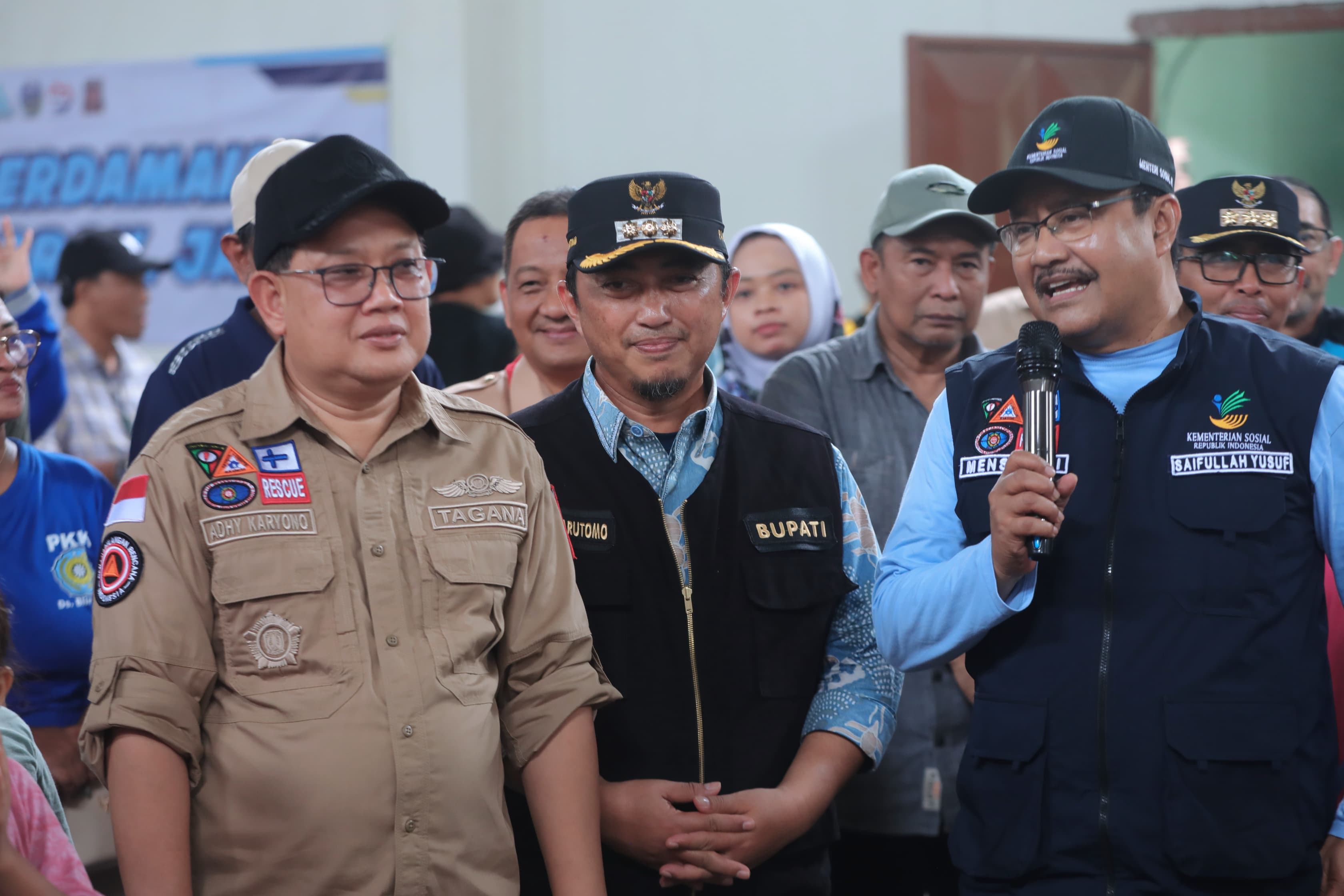 Gus Ipul Reviews and Entertains Jombang-Mojokerto Flood Evacuees