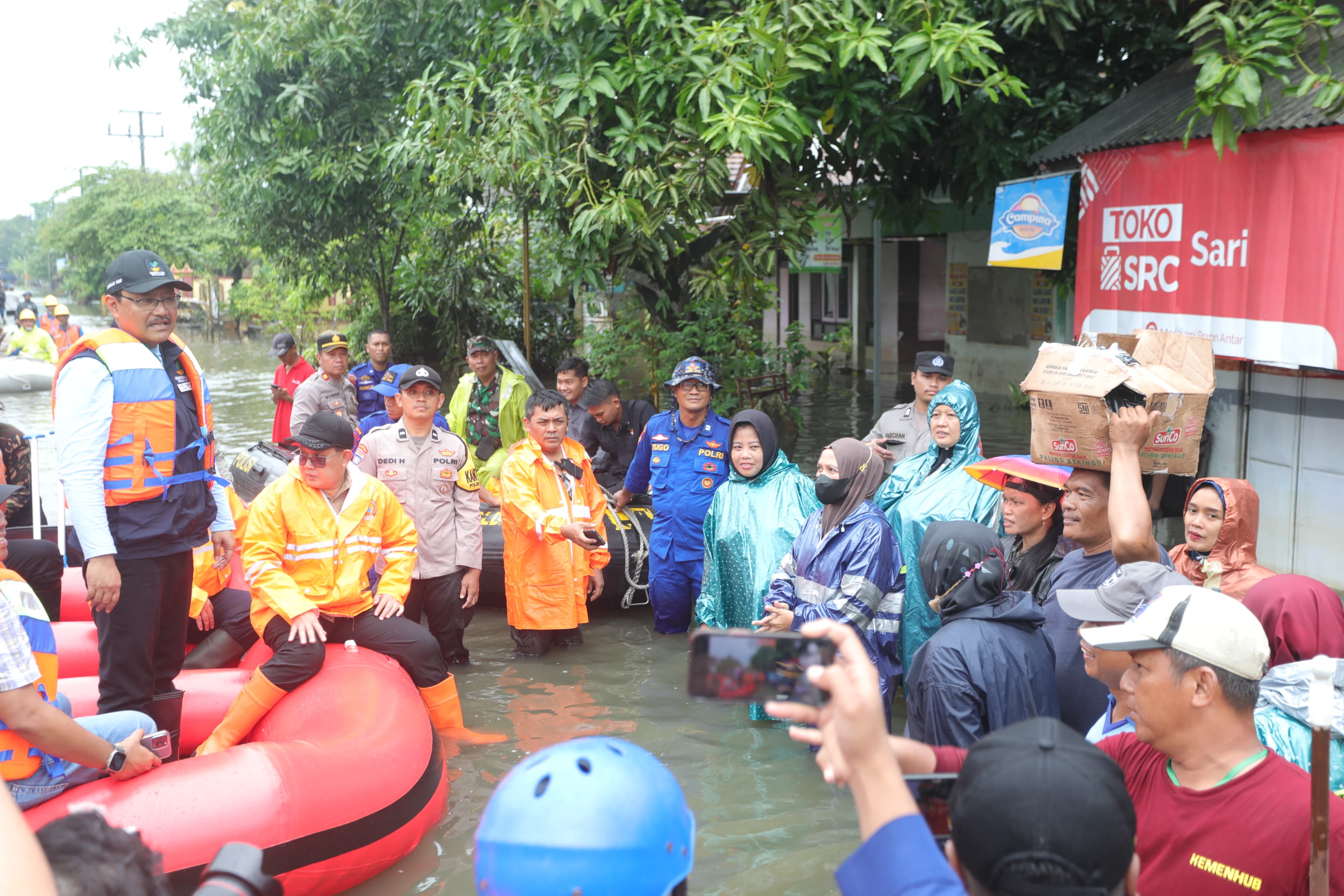 Gus Ipul Reviews and Entertains Jombang-Mojokerto Flood Evacuees