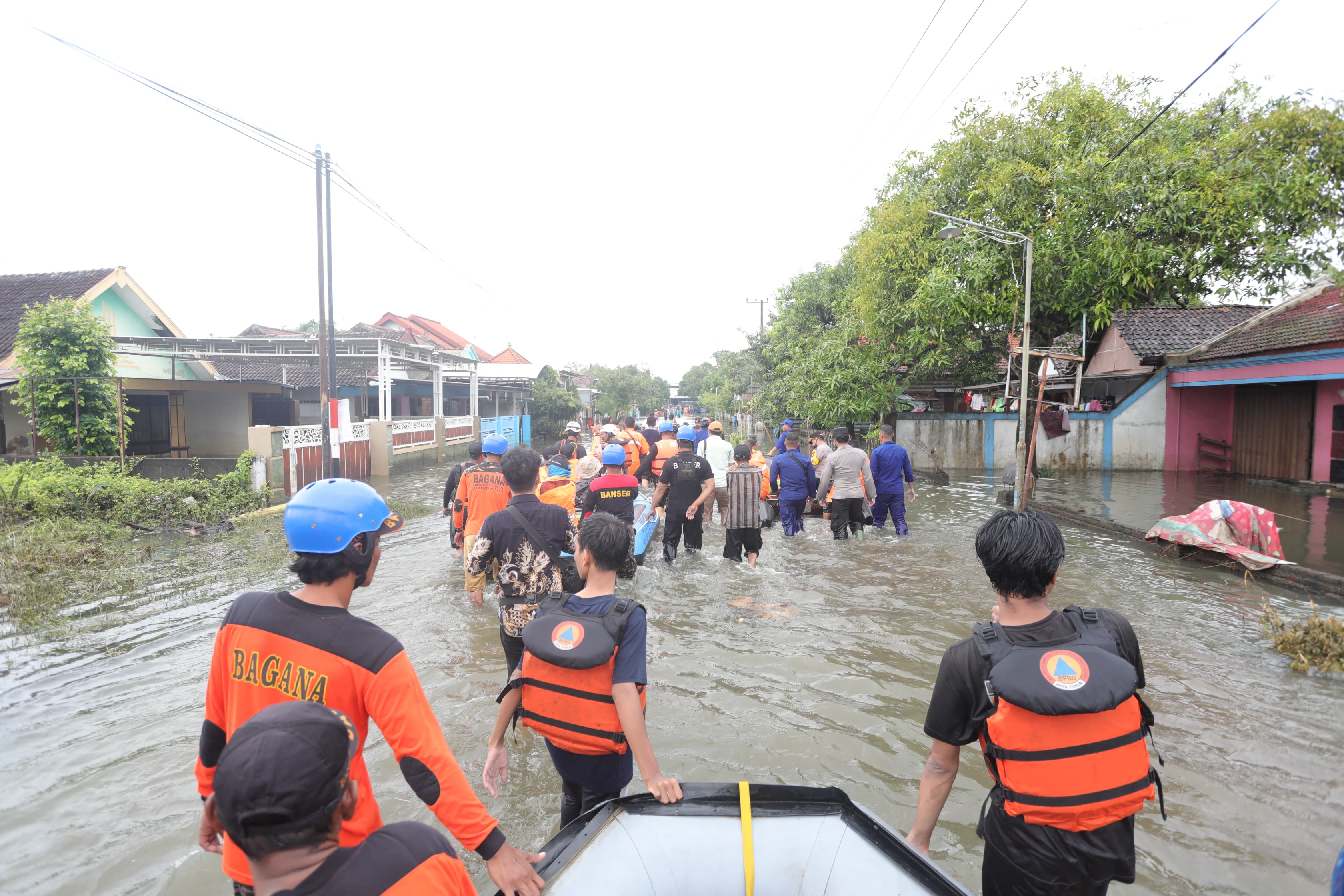 Gus Ipul Reviews and Entertains Jombang-Mojokerto Flood Evacuees