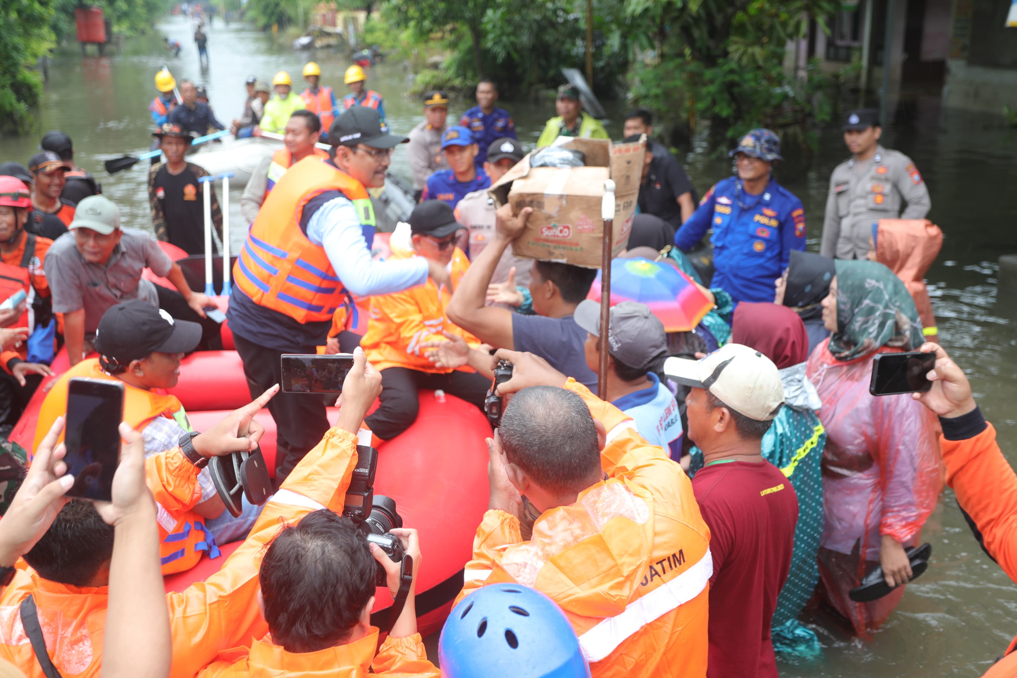 Gus Ipul Reviews and Entertains Jombang-Mojokerto Flood Evacuees