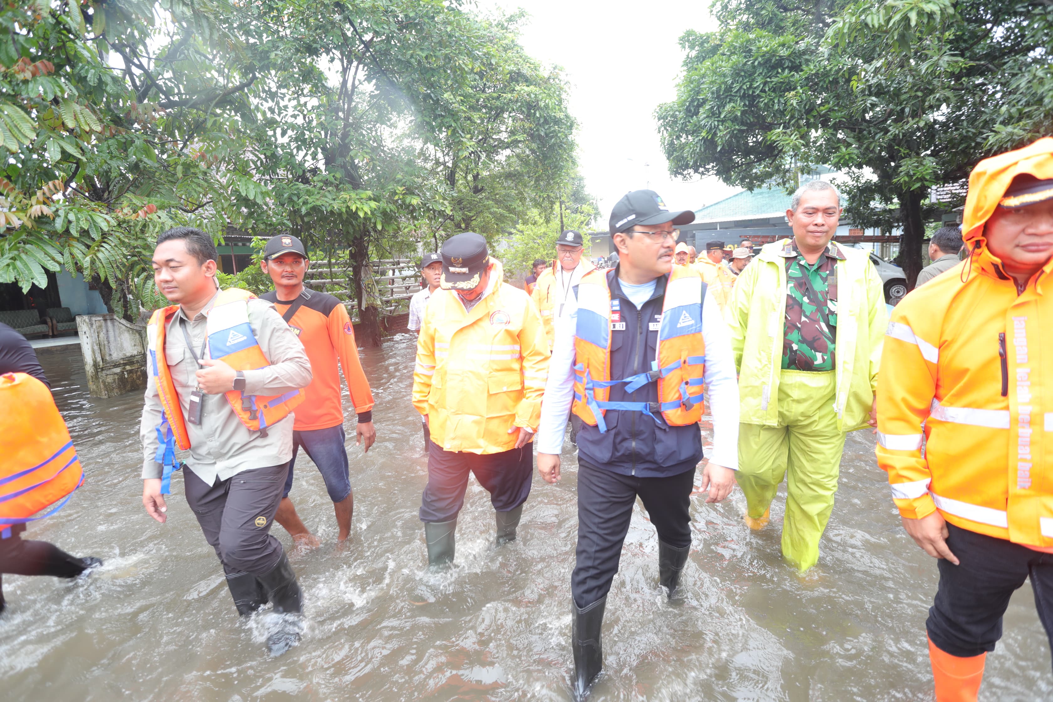 Gus Ipul Reviews and Entertains Jombang-Mojokerto Flood Evacuees