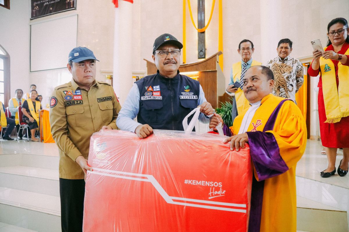 Natal, Gus Ipul Berbagi Kasih untuk Korban Banjir Makassar dari Gereja