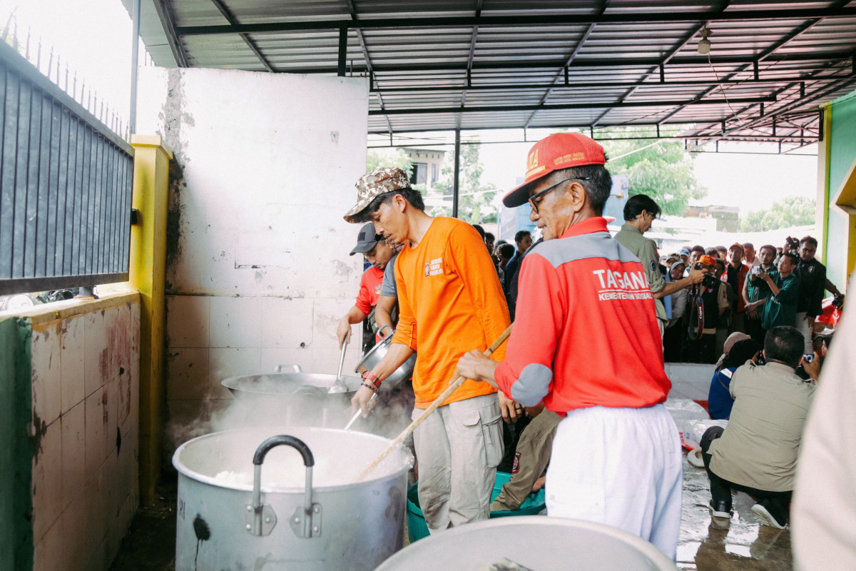 Dapur Umum Kemensos Layani Ribuan Pengungsi Banjir Makassar