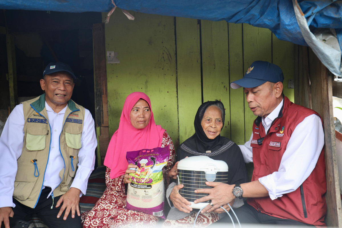 Wamensos Agus Jabo Kunjungi Lansia di Rumah Tak Layak Huni, Beri Bantuan Permakanan dan Wirausaha untuk Keluarga