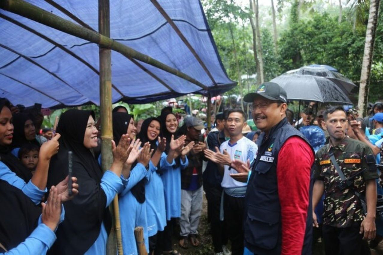 Gus Ipul Pimpin Kerja Bakti, Perkuat Kesetiakawanan Sosial di Kampung Saung Banten